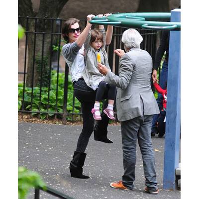 Milla Jovovich mit Tochter Ever Gabo im Park