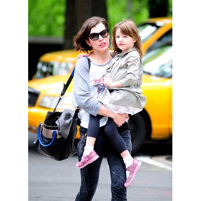 Milla Jovovich mit Tochter Ever Gabo im Park