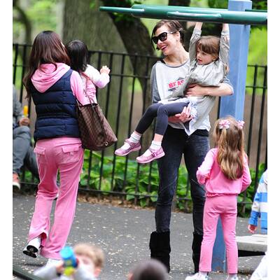 Milla Jovovich mit Tochter Ever Gabo im Park