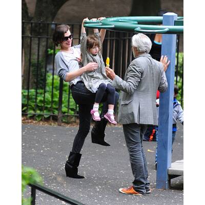 Milla Jovovich mit Tochter Ever Gabo im Park
