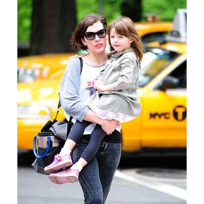 Milla Jovovich mit Tochter Ever Gabo im Park