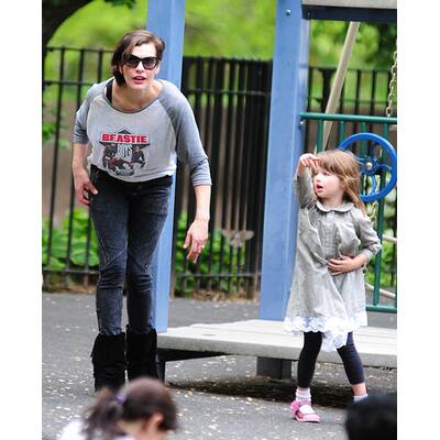 Milla Jovovich mit Tochter Ever Gabo im Park