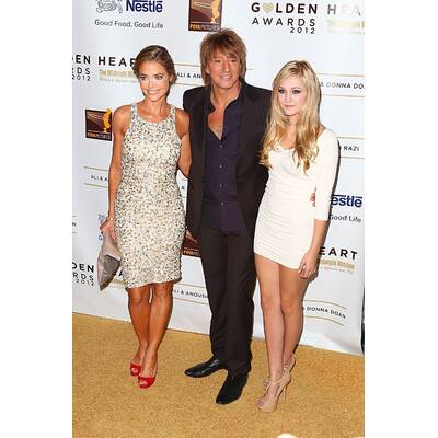 Denise Richards schaut auf die Linie