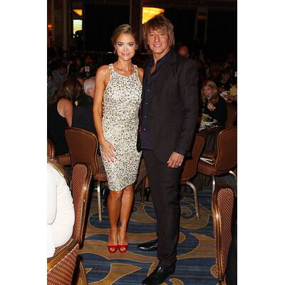 Denise Richards schaut auf die Linie