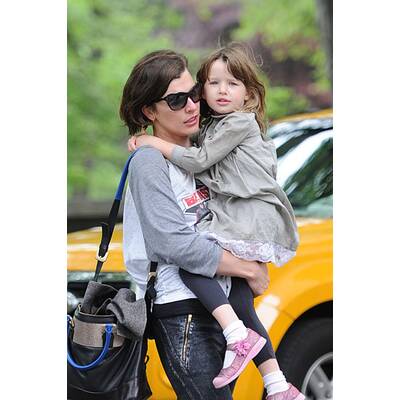 Milla Jovovich mit Tochter Ever Gabo im Park