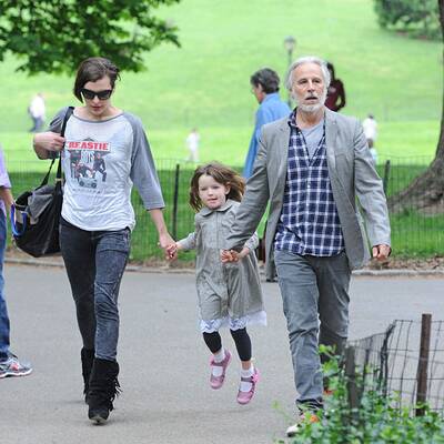 Milla Jovovich mit Tochter Ever Gabo im Park