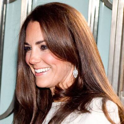 Herzogin Kate strahlt in Weiß