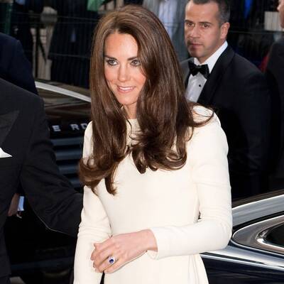 Herzogin Kate strahlt in Weiß