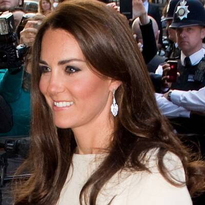 Herzogin Kate strahlt in Weiß