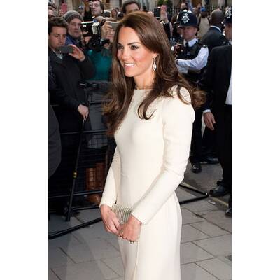 Herzogin Kate strahlt in Weiß