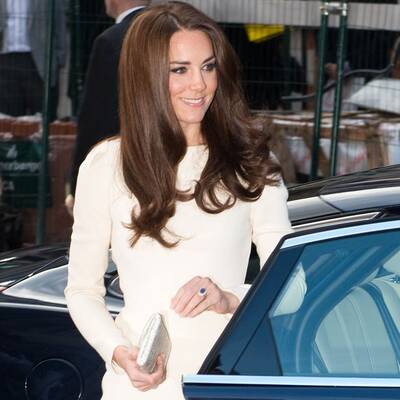 Herzogin Kate strahlt in Weiß