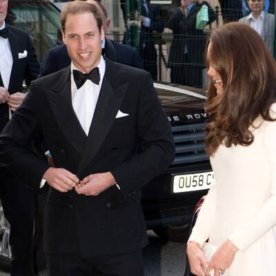 Herzogin Kate strahlt in Weiß