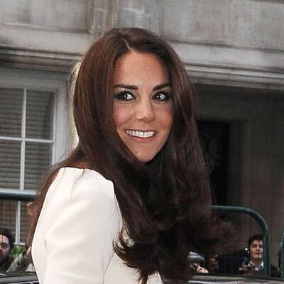 Herzogin Kate strahlt in Weiß