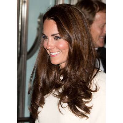 Herzogin Kate strahlt in Weiß