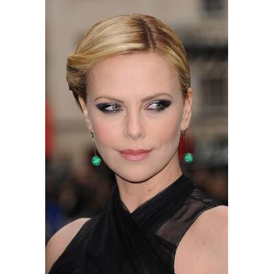 Charlize Theron lässt tief blicken