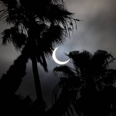 Spektakuläre Sonnenfinsternis in Asien & USA