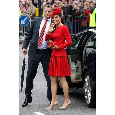 Kate trotzt Schlechtwetter in rotem Kleid von Sarah Burton