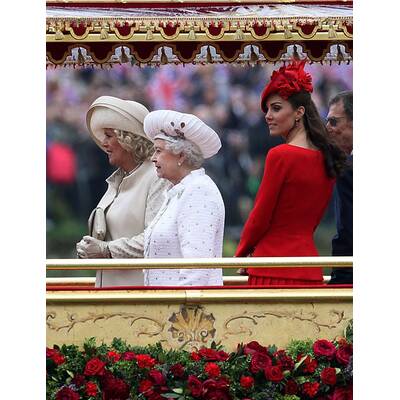 Kate trotzt Schlechtwetter in rotem Kleid von Sarah Burton