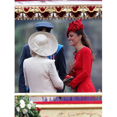 Kate trotzt Schlechtwetter in rotem Kleid von Sarah Burton