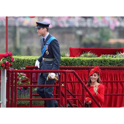 Kate trotzt Schlechtwetter in rotem Kleid von Sarah Burton