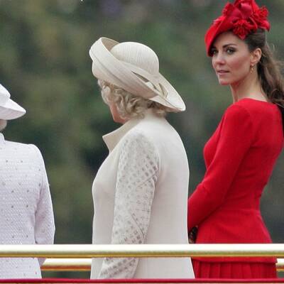 Kate trotzt Schlechtwetter in rotem Kleid von Sarah Burton