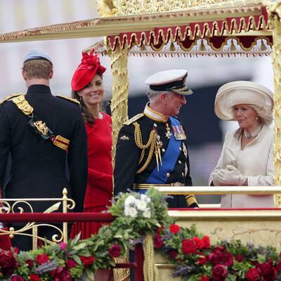 Kate trotzt Schlechtwetter in rotem Kleid von Sarah Burton