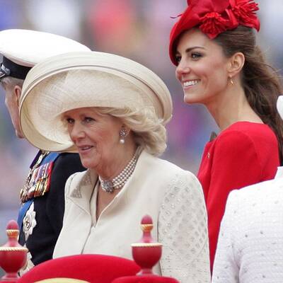 Kate trotzt Schlechtwetter in rotem Kleid von Sarah Burton