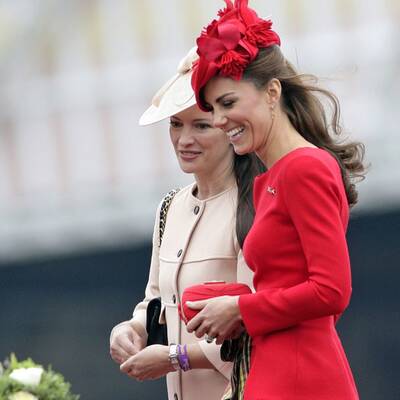 Kate trotzt Schlechtwetter in rotem Kleid von Sarah Burton