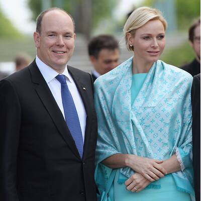 Upps! Daniela Schadt steigt Charlene aufs Kleid