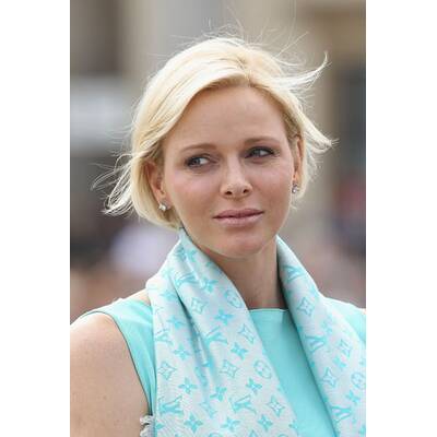 Upps! Daniela Schadt steigt Charlene aufs Kleid