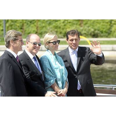 Upps! Daniela Schadt steigt Charlene aufs Kleid