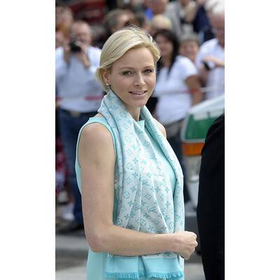 Upps! Daniela Schadt steigt Charlene aufs Kleid