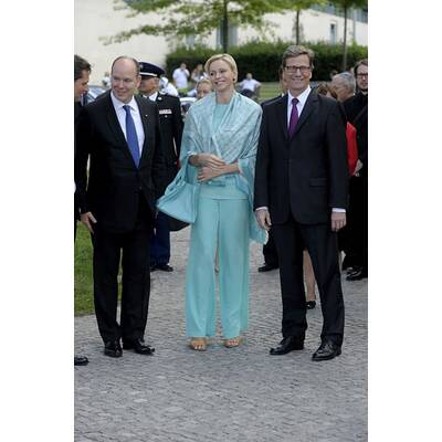 Upps! Daniela Schadt steigt Charlene aufs Kleid