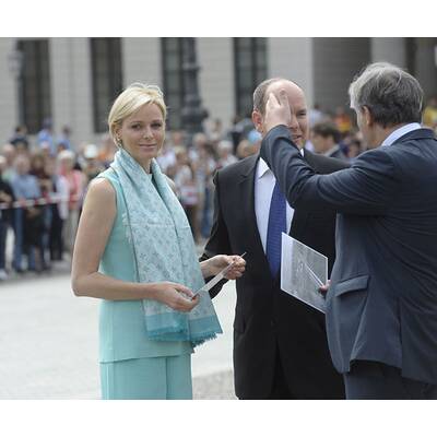 Upps! Daniela Schadt steigt Charlene aufs Kleid