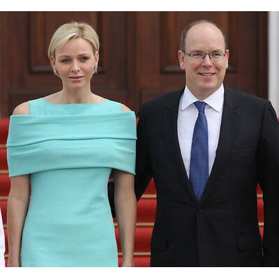 Upps! Daniela Schadt steigt Charlene aufs Kleid