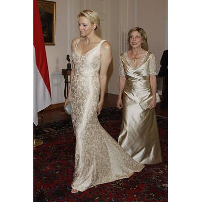 Upps! Daniela Schadt steigt Charlene aufs Kleid