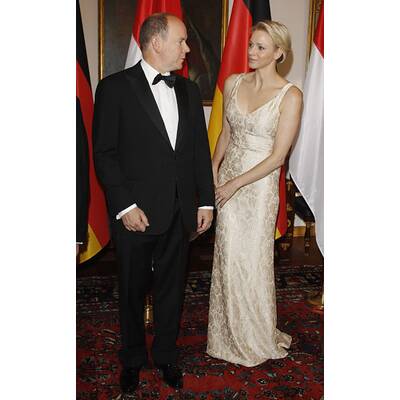 Upps! Daniela Schadt steigt Charlene aufs Kleid