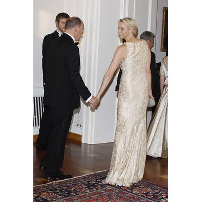 Upps! Daniela Schadt steigt Charlene aufs Kleid