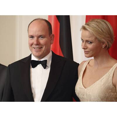 Upps! Daniela Schadt steigt Charlene aufs Kleid