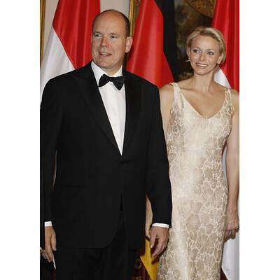 Upps! Daniela Schadt steigt Charlene aufs Kleid