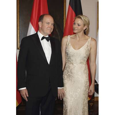 Upps! Daniela Schadt steigt Charlene aufs Kleid