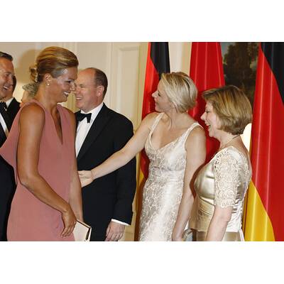 Upps! Daniela Schadt steigt Charlene aufs Kleid