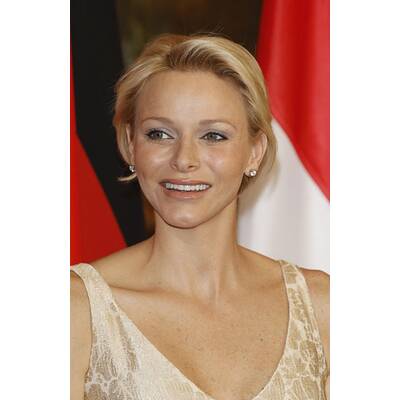 Upps! Daniela Schadt steigt Charlene aufs Kleid