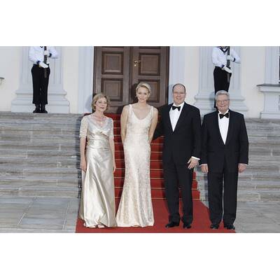 Upps! Daniela Schadt steigt Charlene aufs Kleid