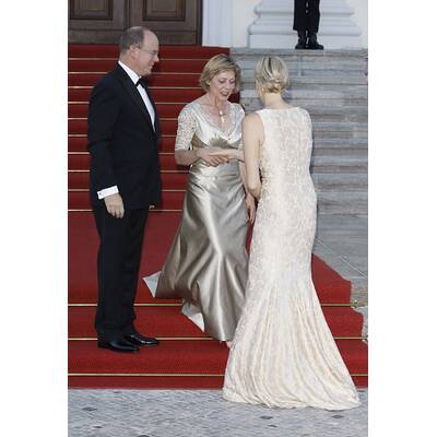 Upps! Daniela Schadt steigt Charlene aufs Kleid