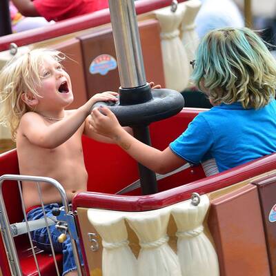 Süß: Zuma & Kingston fahren Achterbahn