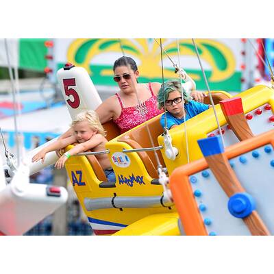 Süß: Zuma & Kingston fahren Achterbahn