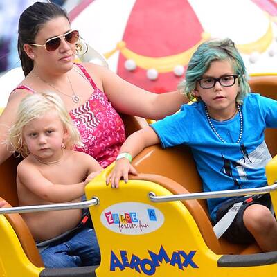 Süß: Zuma & Kingston fahren Achterbahn