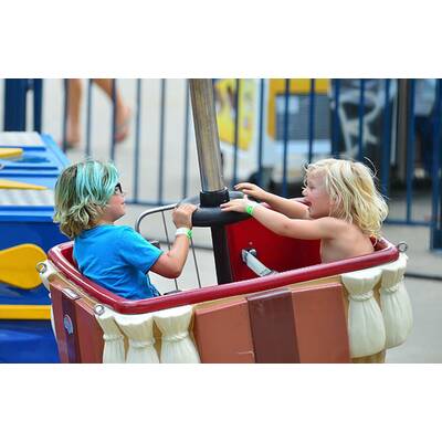 Süß: Zuma & Kingston fahren Achterbahn