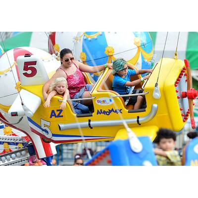 Süß: Zuma & Kingston fahren Achterbahn